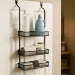 리벤스 접이식 도어선반에 생활용품이 정돈된 도시적 수납 장면