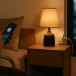 침실에서 스마트 플러그 앱으로 전원 제어하는 모습