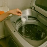 통돌이 세탁기 청소-과탄산소다 투입 장면