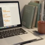 노션 유료 요금제 - 아침 햇살이 드는 깔끔한 책상에서 노트북으로 노션 페이지를 보고 있는 모습.