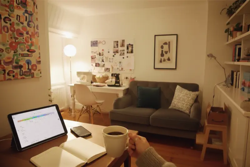 햇살이 비치는 거실 책상 위, 다양한 시간 관리 도구들이 놓인 모습