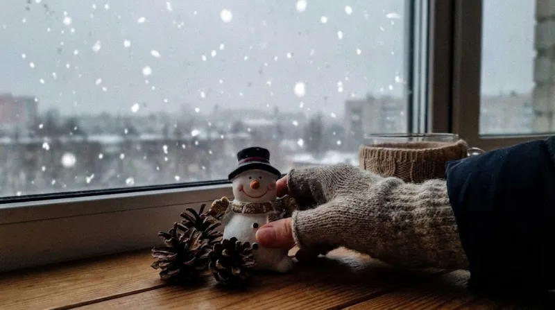 창가에 놓인 겨울 감성 소품