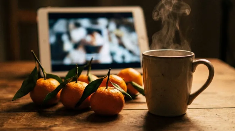 귤과 머그컵이 놓인 따뜻한 겨울 간식 테이블