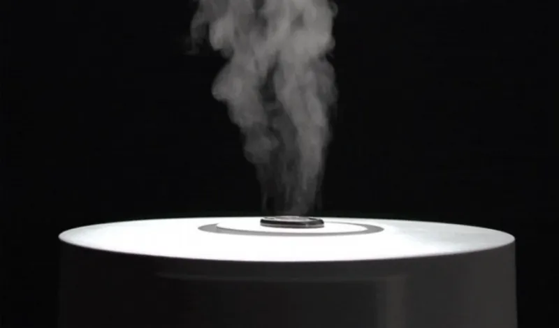 사무실 대용량 가습기 수증기 분사 장면