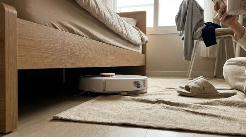 원룸 침대 밑을 청소하는 슬림형 가성비 로봇청소기