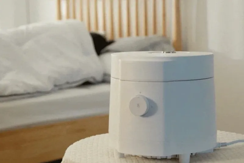 따뜻한 수증기가 나오는 가열식 가습기와 침실 무드