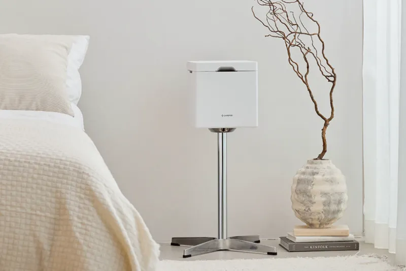 따뜻한 수증기가 나오는 가열식 가습기와 침실 무드