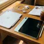 아이패드 10세대와 갤럭시탭 S9 FE 실물 비교 사진