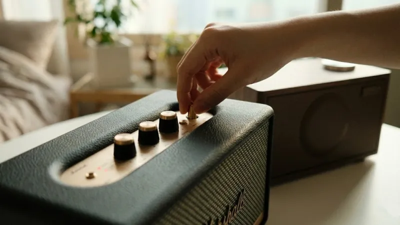 마샬 액톤3 상단 황동 노브와 가죽 질감 디테일