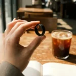 카페에서 갤럭시 링의 두께와 디자인을 꼼꼼히 확인하는 모습