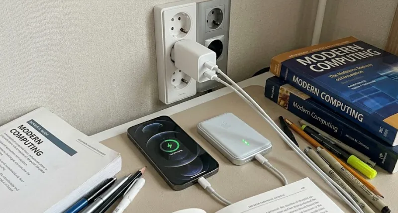 보조배터리와 스마트폰을 동시에 고속 충전하는 C타입 멀티 충전기