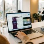 세련된 공유 오피스 AI 노트북 작업