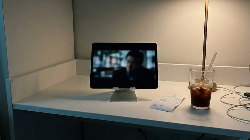 책상 위에 방치된 영상 시청용 고사양 태블릿 피씨