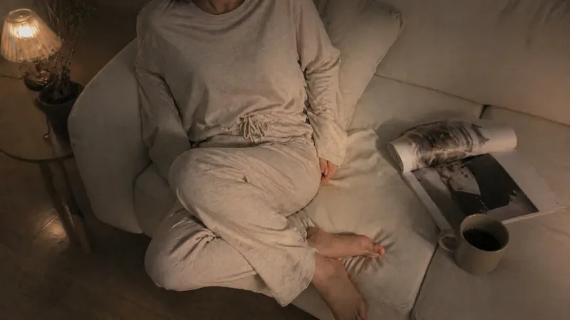 라운지웨어를 입고 휴식하는 거실의 밤 풍경