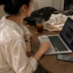 갤럭시북6 Pro - 카페에서 스마트폰과 노트북을 연동하여 사용하는 모습
