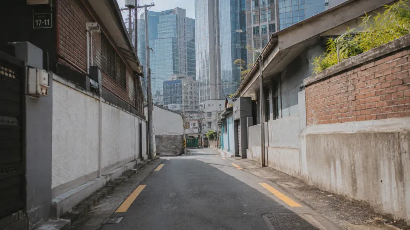 고층 빌딩 사이로 이어진 도심 러닝 코스 풍경