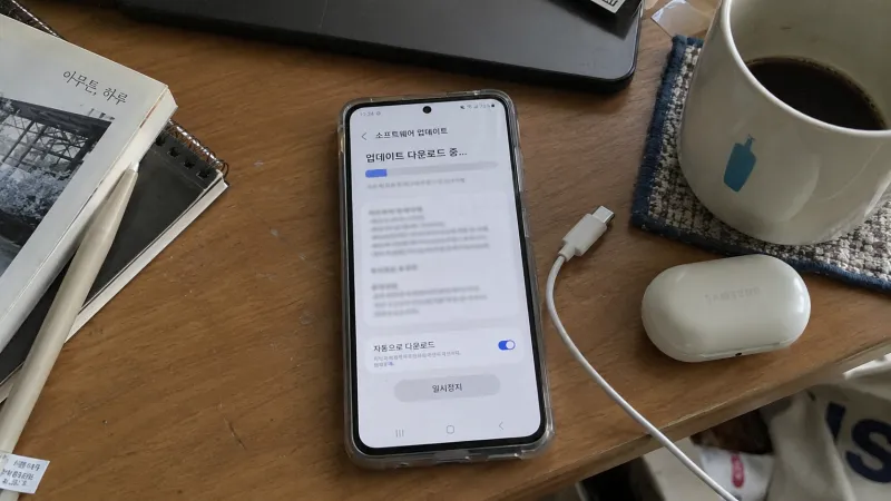 2026년 9월 Android Drop 안드로이드 업데이트 화면을 확인하는 스마트폰